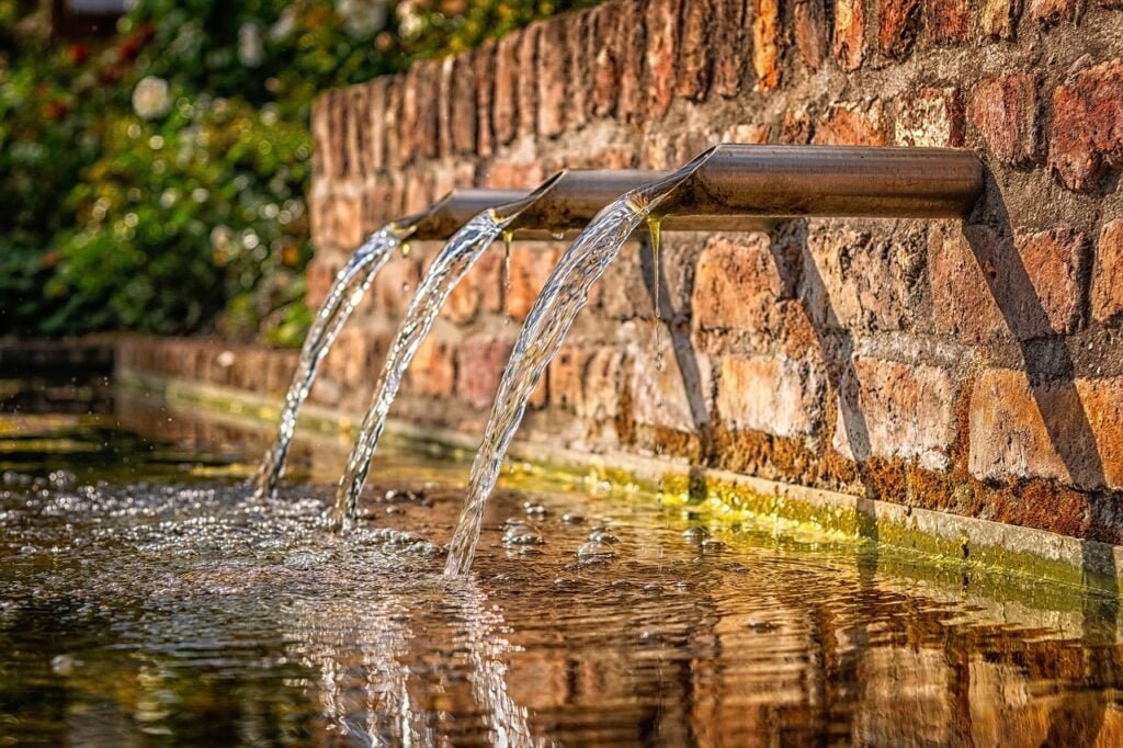 fountain, water, flow-3761513.jpg